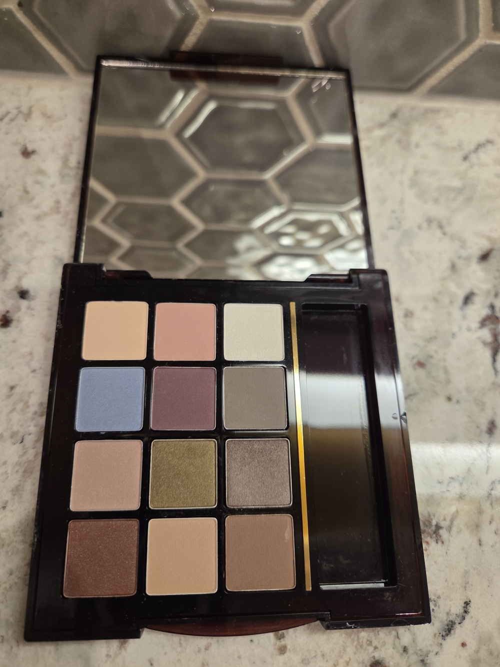 Estee Lauder 12-Shade Eyeshadow Palette — 2 in 1 Wet Dry Formula